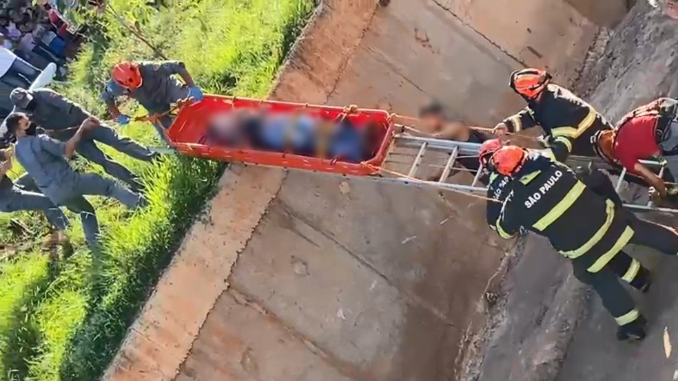 Jovem sendo resgatada de córrego em Birigui  — Foto: Arquivo pessoal 
