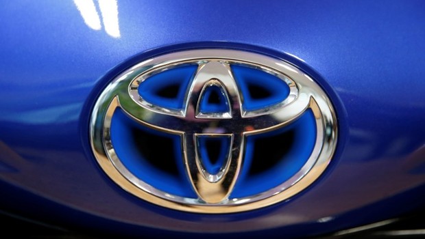 Logo da Toyota em carro em evento em Onnaing, na França (Foto: Pascal Rossignol/Reuters)