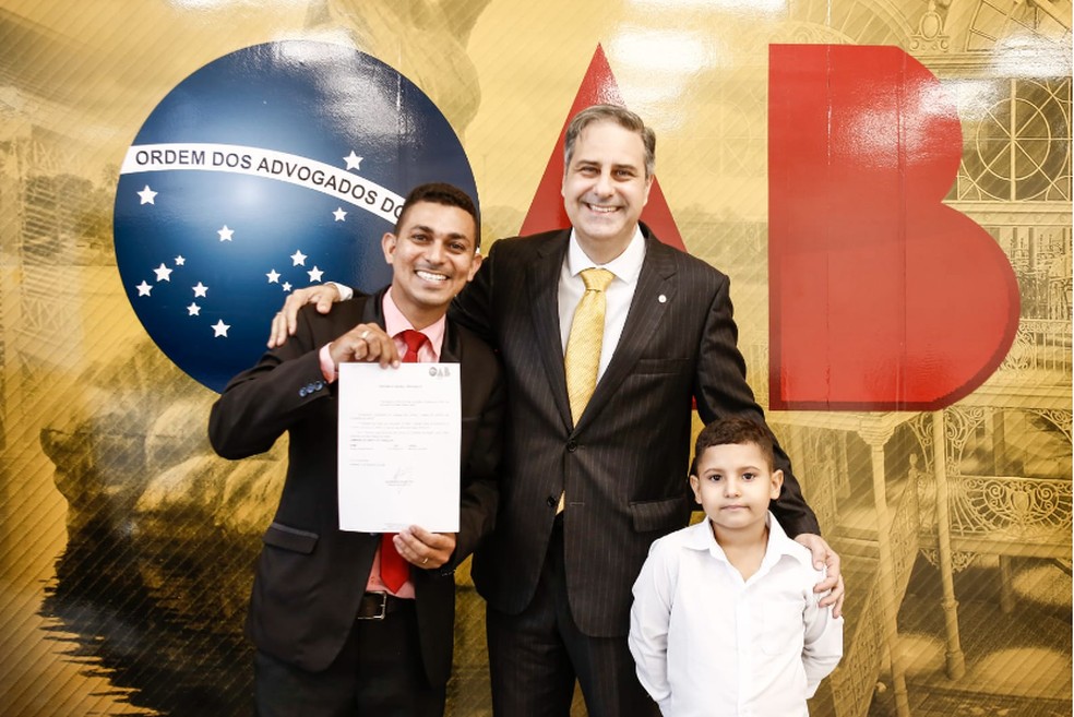 Sérgio Chaves com o presidente da OAB-CE, Erinaldo Dantas; e o filho, Nycolas Ferreira.  — Foto: Natália Rocha OAB/CE