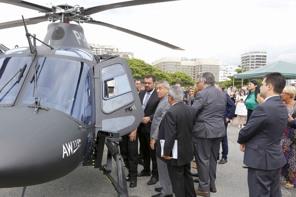 O governador Cláudio Castro durante a entrega da aeronave — Foto: Divulgação/Luiz Alvarenga