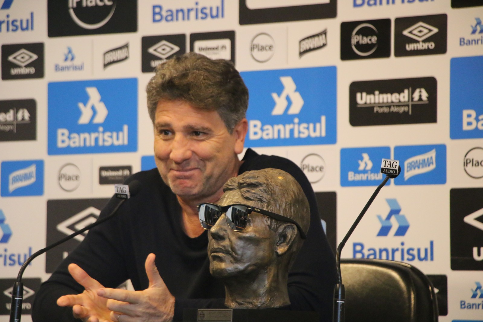 Renato ganha busto de presente e brinca: Estão fazendo a estátua aos poucos