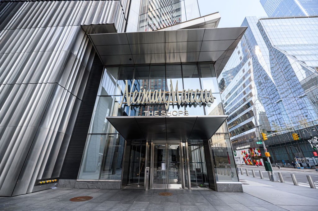 NEW YORK, NEW YORK - APRIL 22:  A view of Neiman Marcus at The Shops at the Hudson Yards during the coronavirus pandemic on April 20, 2020 in New York City. COVID-19 has spread to most countries around the world, claiming over 184,000 lives lost with over (Foto: Getty Images)