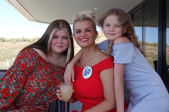 Kerry Katona com as filhas Molly Marie McFadden e Lilly-Sue McFadden (Foto: Reprodução / Instagram)