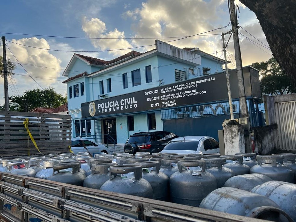 Botijões de gás vendidos de forma irregular foram apreendidos em Jaboatão  — Foto: Polícia Civil/Divulgação 