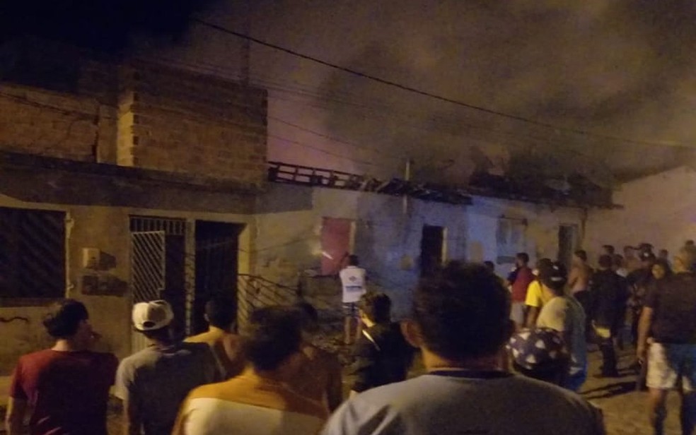 Incêndio em casa com fogos de artifício em Porto da Folha — Foto: Thiago Fraga