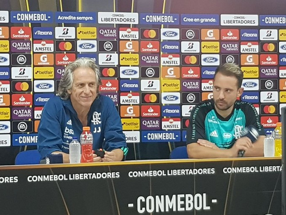 Jorge Jesus e Everton Ribeiro em entrevista coletiva — Foto: Fred Huber / GloboEsporte.com