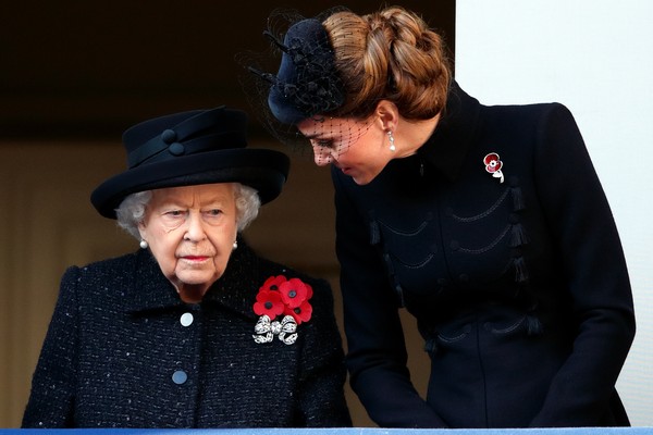 A Rainha Elizabeth II e a duquesa Kate Middleton, esposa do Príncipe William (Foto: Getty Images)