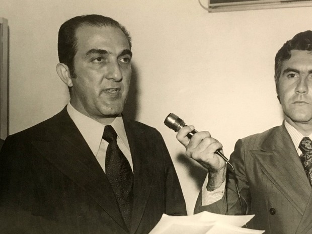 Jornalista Phelippe Daou proferindo seu discurso no ato de inauguração, acompanhado do jornalista José Augusto Proque da Cunha, em 1º de setembro de 1972 (Foto: Arquivo Rede Amazônica)