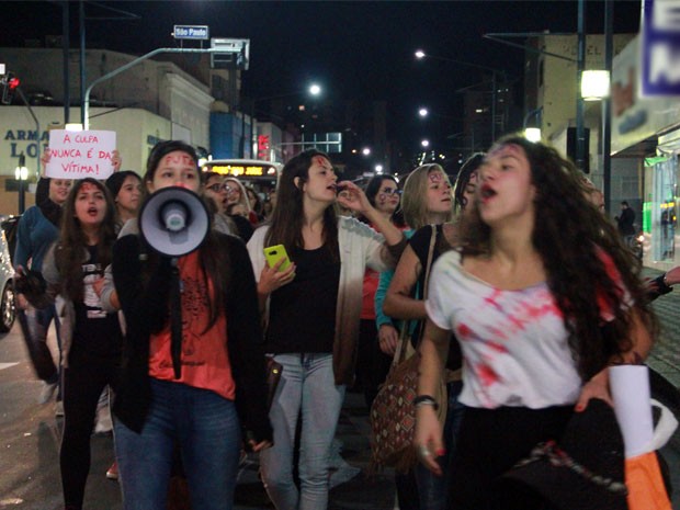 Ato contra cultura do estupro em Poços de Caldas (Foto: Jéssica Balbino/G1)