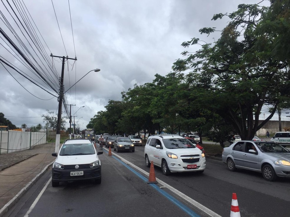 Trânsito ficou lento na região; Faixa azul ficou interditada  — Foto: Douglas Lopes/TV Gazeta