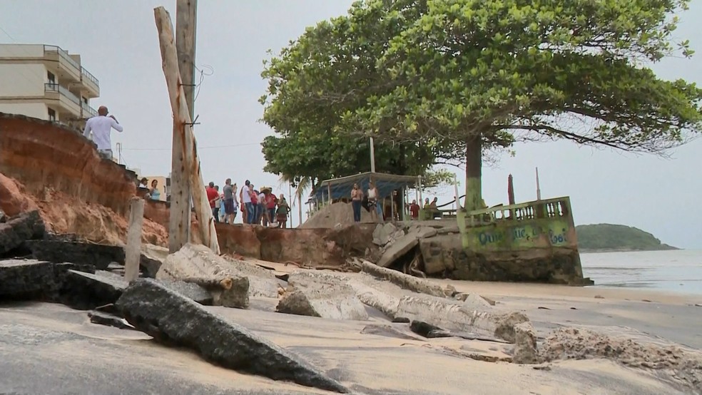 Quiosque foi o Ãºnico que sobreviveu Ã  erosÃ£o em PiÃºma, no EspÃ­rito Santo â€” Foto: Marcel Alves/ TV Gazeta