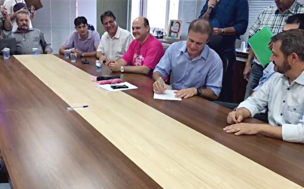 Bugalho assinou homologação do contrato com a Company-Tur em outubro de 2017 — Foto: Stephanie Fonseca/g1