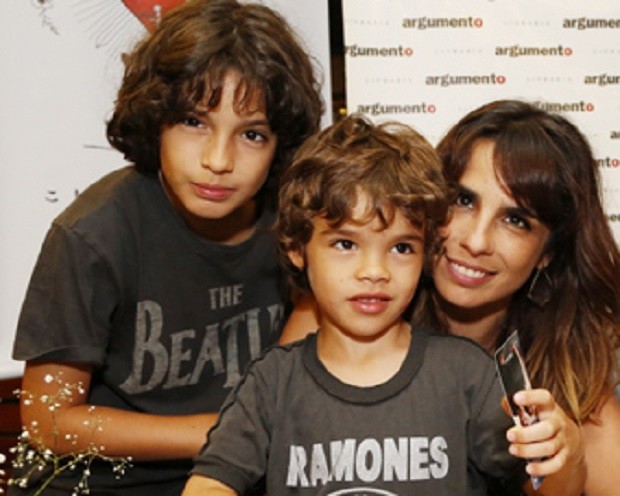 Maria Ribeiro com os filhos João e Bento (Foto: AgNews)