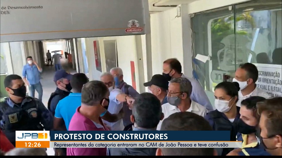 Profissionais da constru&ccedil;&atilde;o civil protestaram na sede da prefeitura de Jo&atilde;o Pessoa &mdash; Foto: Reprodu&ccedil;&atilde;o/TV Cabo Branco/Ecliton Monteiro