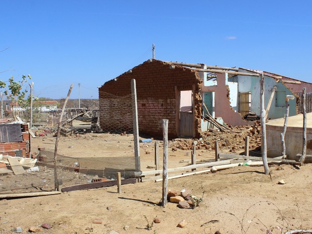 Algumas casas chegarão a ser derrubadas após o início das obras (Foto: Patrícia Andrade/G1)