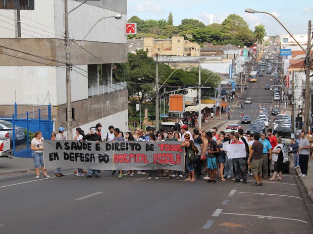 Manifestantes subiram a Avenida São Carlos durante passeata neste sábado (Foto: Maurício Duch)