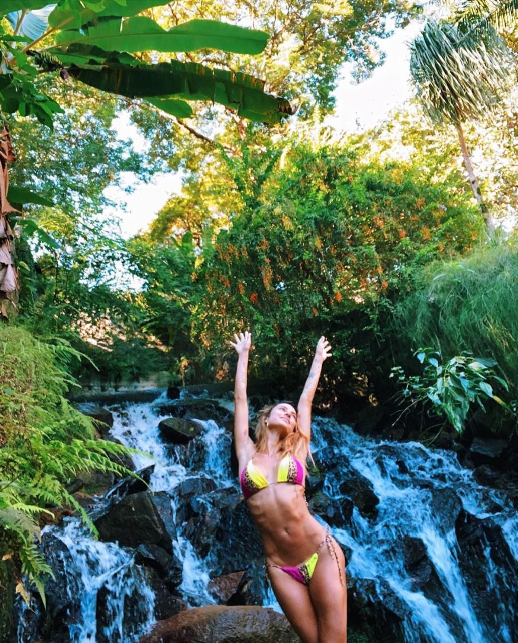 Thaila Ayala exibe boa forma em cachoeira (Foto: Reprodução/ Instagram )