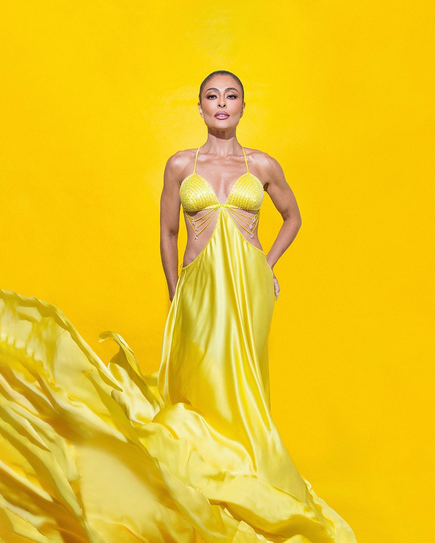 Juliana Paes surge poderosa com look amarelo na web (Foto: reprodução/ Instagram)