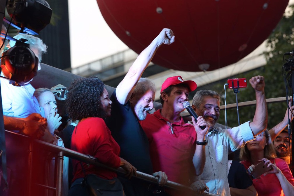 O ex-presidente Luiz Inácio Lula da Silva ergue o braço de cima do trio elétrico durante protesto em seu favor na Praça da República, em São Paulo (Foto: Celso Tavares/G1)