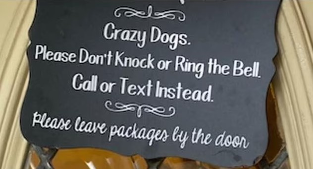 Placa de alerta presente na casa do casal dono dos cachorros (Foto: divulgação)