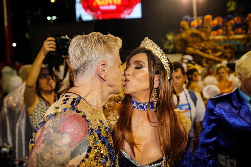 Miguel Falabella e Marisa Orth se beijam na concentração antes do desfile da Unidos da Tijuca (Foto: Marcos Serra Lima/G1)