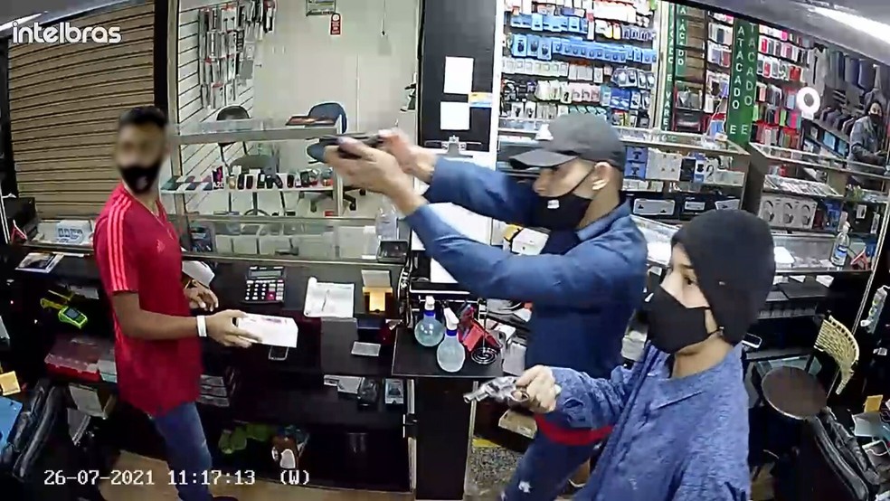 Dupla invade loja e rouba celulares em Ceilândia, no DF — Foto: PCDF/Divulgação
