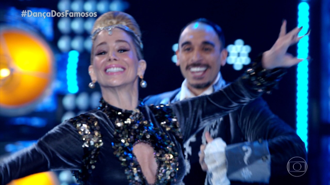 Danielle Winits machuca o tornozelo e fica temporariamente ...