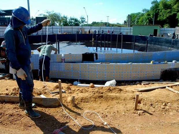 Obras da rotatória foram prejudicadas por falta de material de construção (Foto: Divulgação/Semcom)