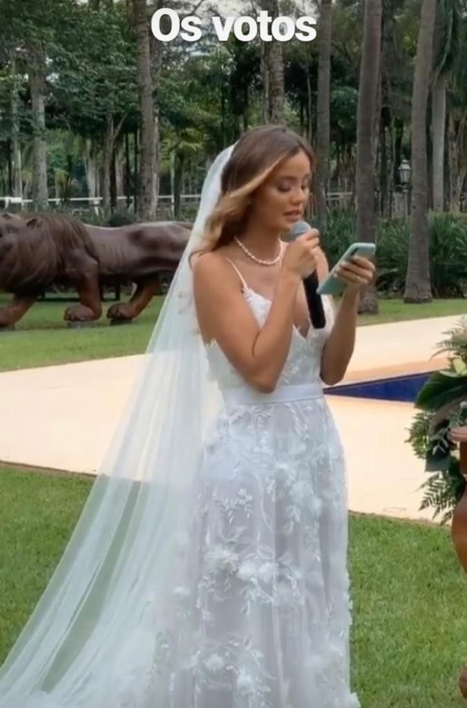 Biah Rodrigues lê os votos de casamento (Foto: Reprodução/Instagram)