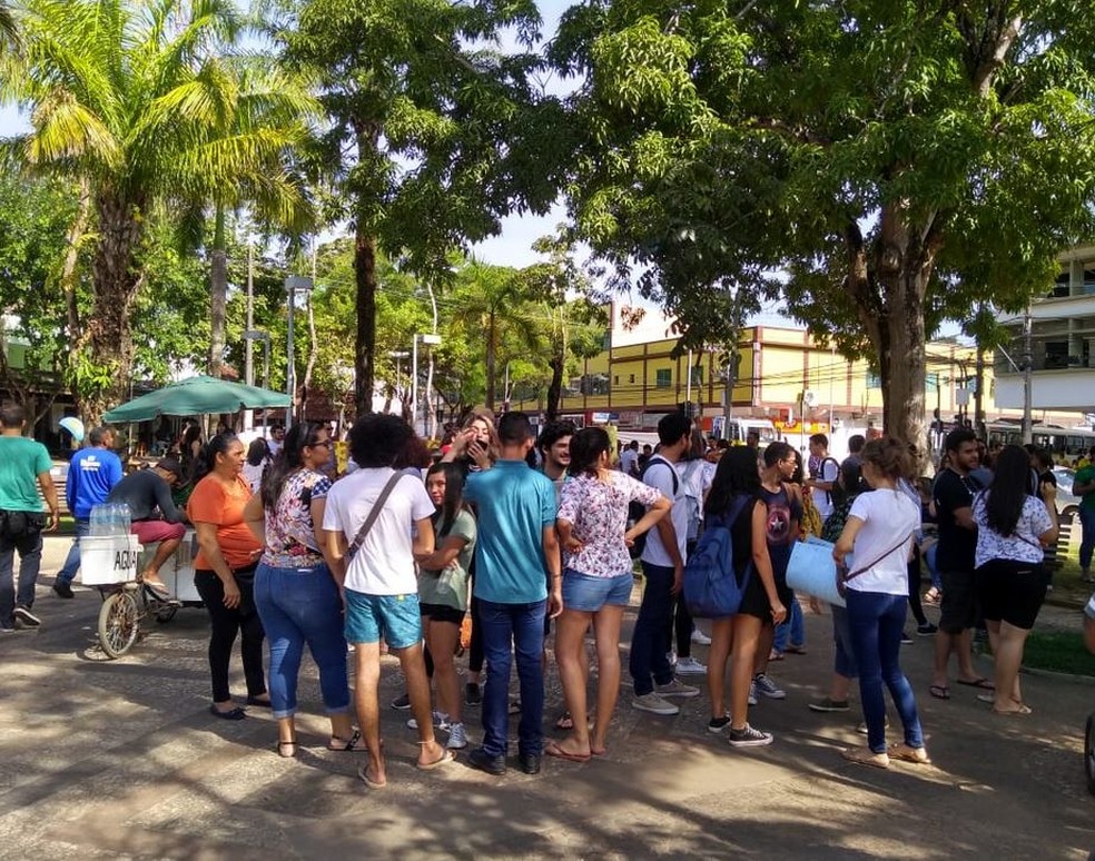 Manifestantes se reuniram na Praça da Revolução em Rio Branco — Foto: Alcinete Gadelha/G1
