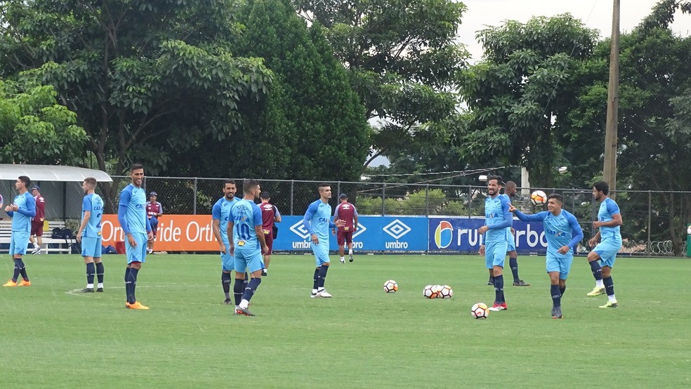 Quase todos os jogadores estiveram em campo na Toca da Raposa (Foto: Thaynara Amaral)