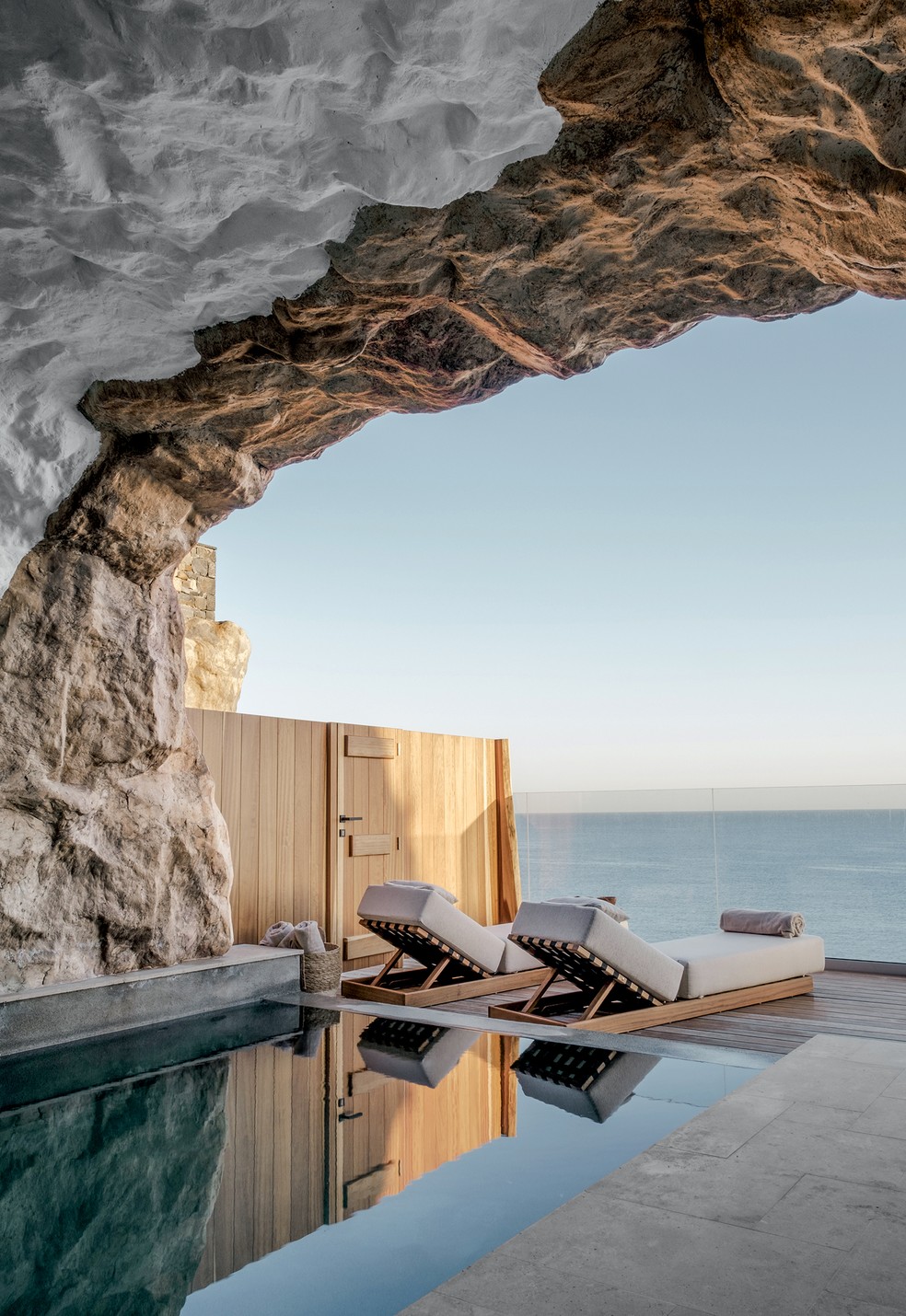 Detalhe de uma das acomodações, encrustada nas pedras do terreno – o hotel foi a última construção na Grécia com permissão para ser erguida tão próxima à água — Foto: Giorgos Sfakianakis