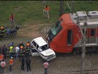 Carro invade trilho, é atingido por trem e motorista morre em SP
