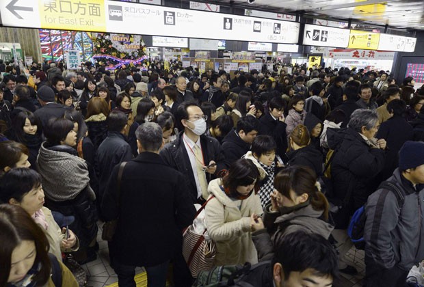 Passageiros se aglomeram em estação de trem no Japão após serviços de transporte serem suspensos; terremoto atingiu o país e causou alerta de tsunami nesta sexta (7) (Foto: Kyodo/Reuters)