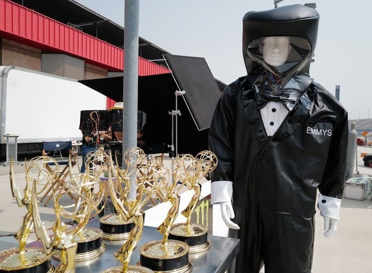 Estatueta do Grammy e traje que será usado na entrega do prêmio a alguns dos vencedores (Foto: divulgação)