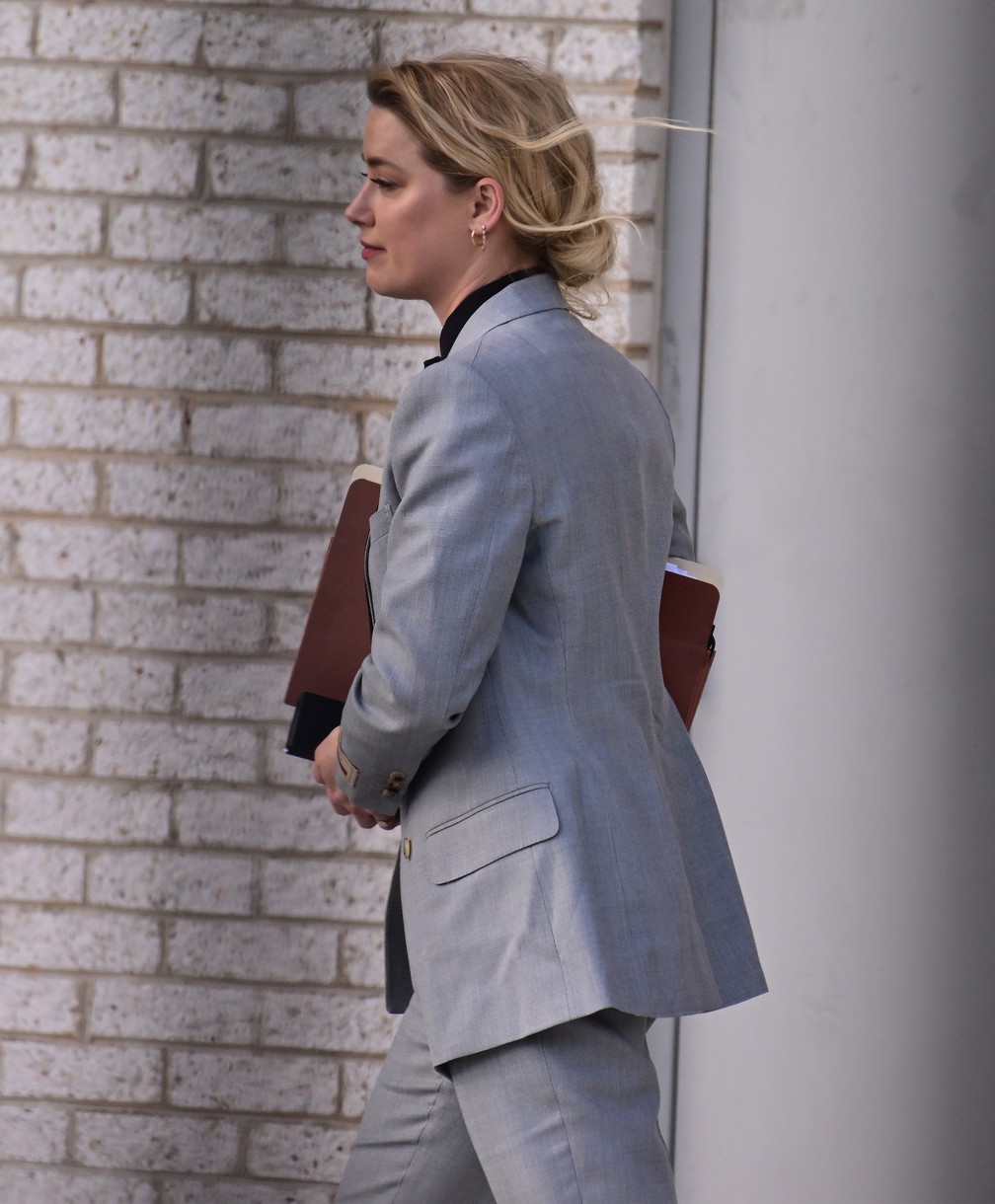 Amber Heard após sair do tribunal — Foto: Getty Images