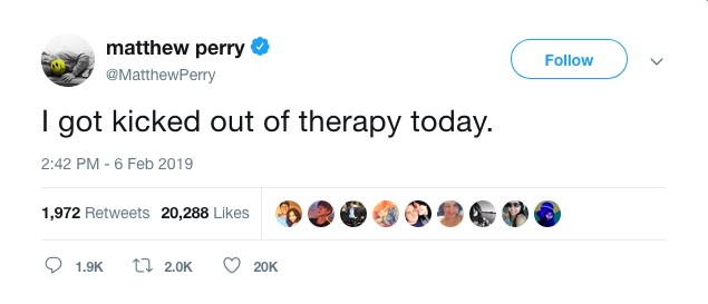O post do ator Matthew Perry revelando ter sido expulso da terapia (Foto: Twitter)