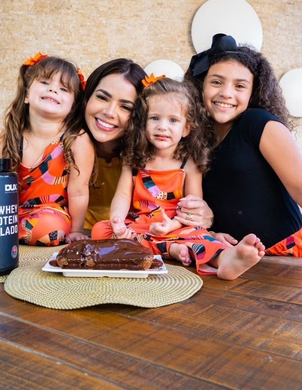 Thais Vasconcellos, mulher de Ferrugem, posa com as três filhas (Foto: Reprodução/Instagram)