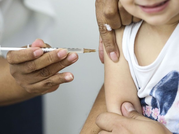 Criança recebe vacina (Foto: Agência Brasil)