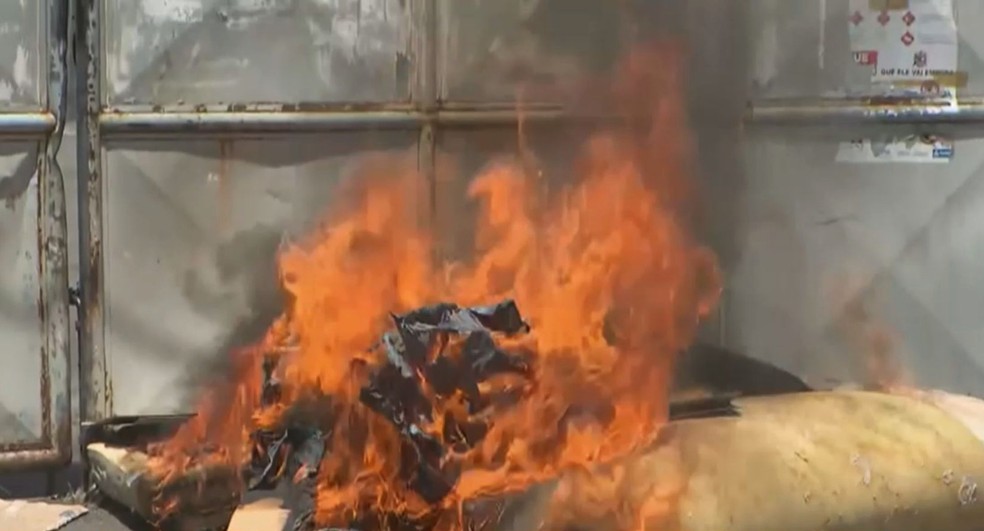 Objetos queimando em frente a Semop, em Salvador, após confusão entre guardas e ambulantes — Foto: Reprodução/TV Bahia