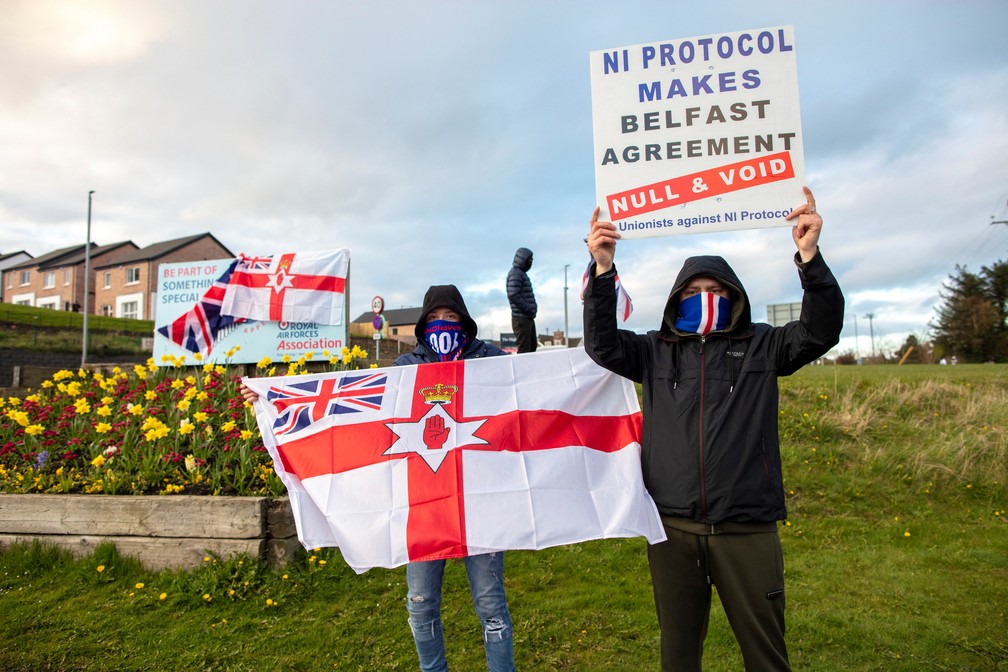 Manifestantes pró-Reino Unido em protesto de 2021 contra protocolo sobre a Irlanda do Norte feito para resolver impasse da fronteira irlandesa com o Brexit — Foto: Paul Faith/AFP
