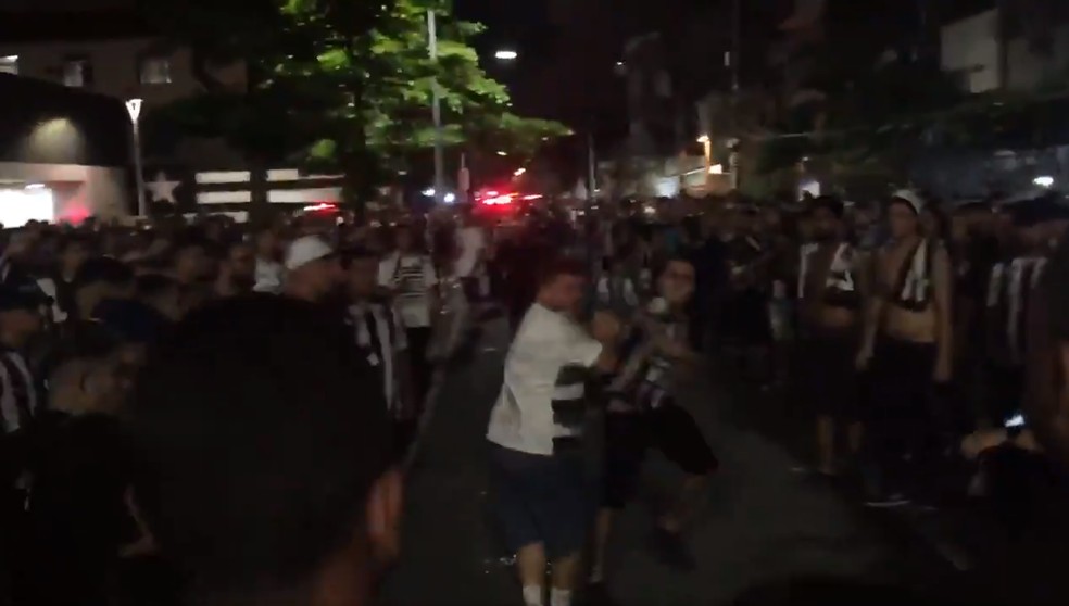 Torcedores do Botafogo agridem homem à paisana no clássico contra o Flamengo, no Engenhão — Foto: Edgard Maciel de Sá / GloboEsporte.com
