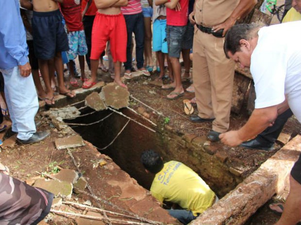 Voluntários auxiliaram a retirar o corpo do homem do bueiro (Foto: Reginaldo Tinti / Divulgação)