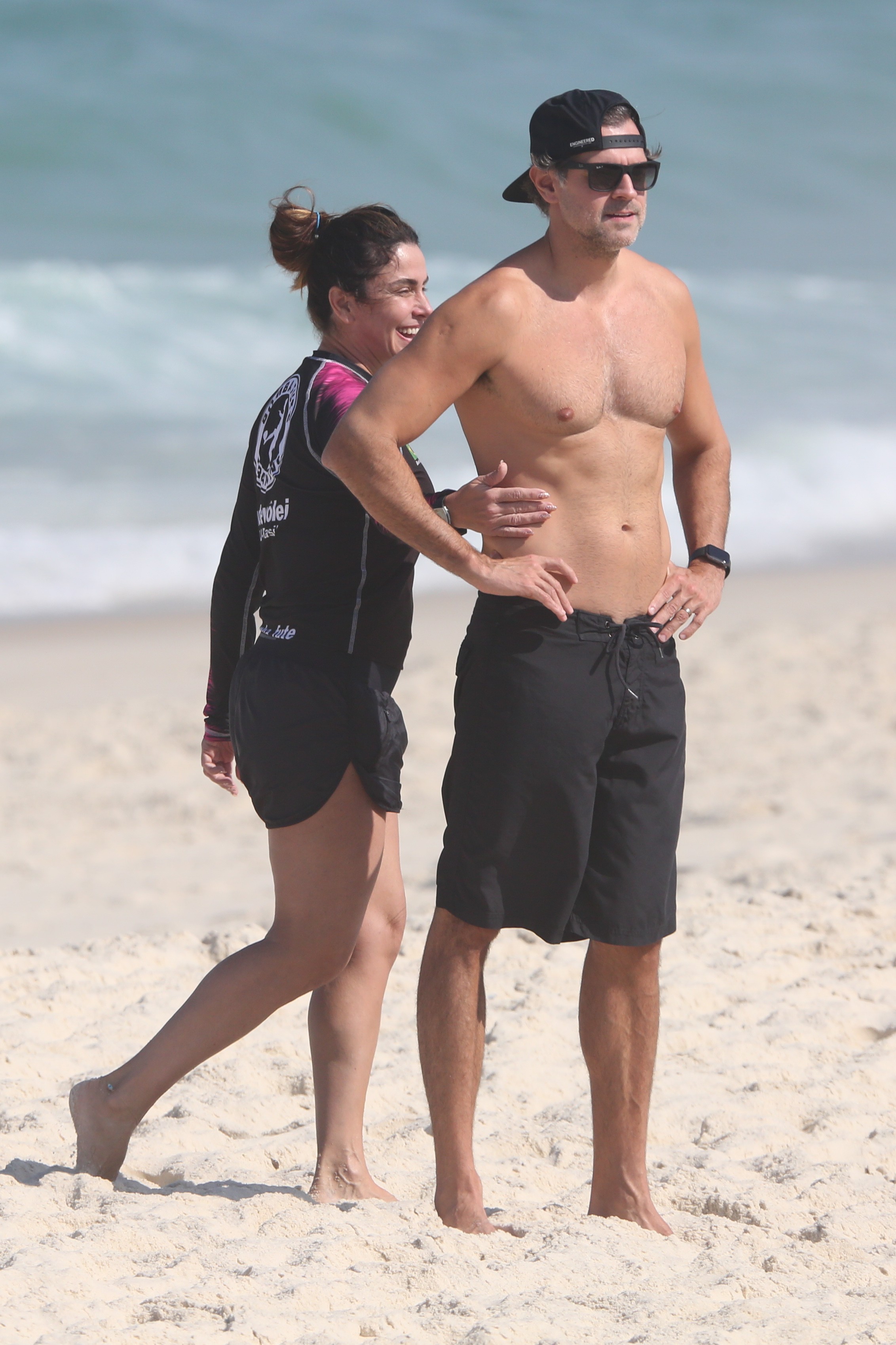 Giovanna Antonelli é observada pelo marido, Leonardo Nogueira, durante treino na Praia da Barra da Tijuca (Foto: AgNews)