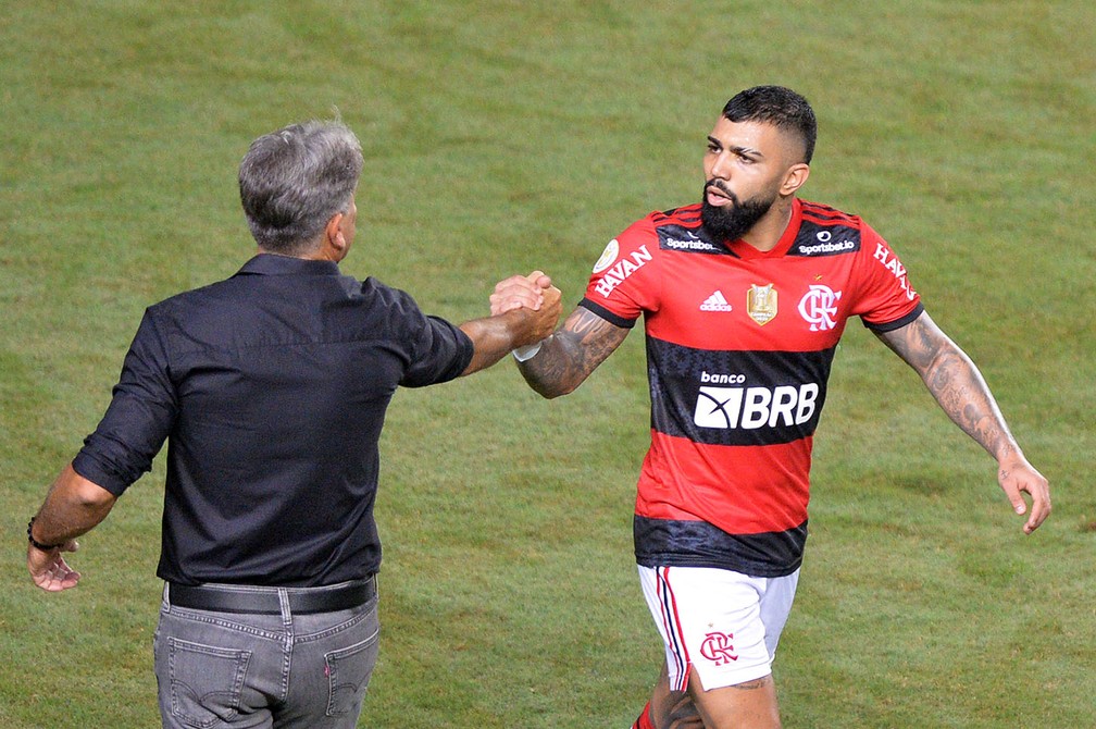 Renato Ga&uacute;cho cumprimenta Gabigol, autor de tr&ecirc;s gols em Pitua&ccedil;u &mdash; Foto:  Walmir Cirne/AGIF