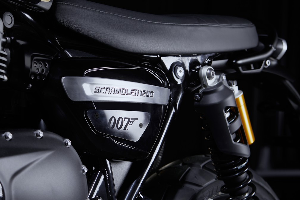 Triumph Scrambler 1200 inspirada no agente 007 — Foto: Divulgação