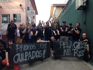 Policiais Civis usam algemas em protesto em Santa Maria, RS (Foto: Tiago Guedes/RBS TV)