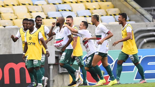 Chay comemora gol com companheiros de Portuguesa