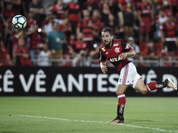 Firme na Sul-Americana, Éverton Ribeiro recupera espaço e deixa banco longe no Fla