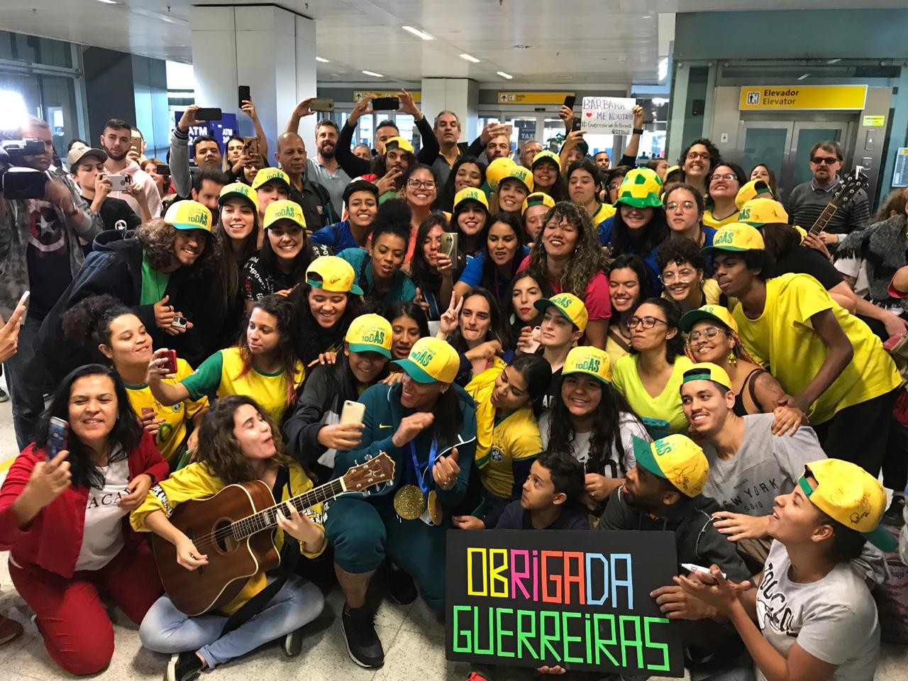Dezenas de pessoas (a maioria mulheres) compareceram ao aeroporto de Guarulhos na madrugada do dia 25 de junho  (Foto:  )